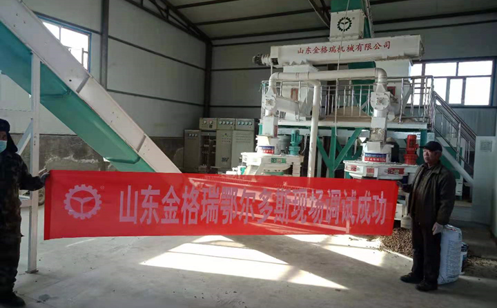 鋸末顆粒機調(diào)試現(xiàn)場 鋸末顆粒機調(diào)試現(xiàn)場