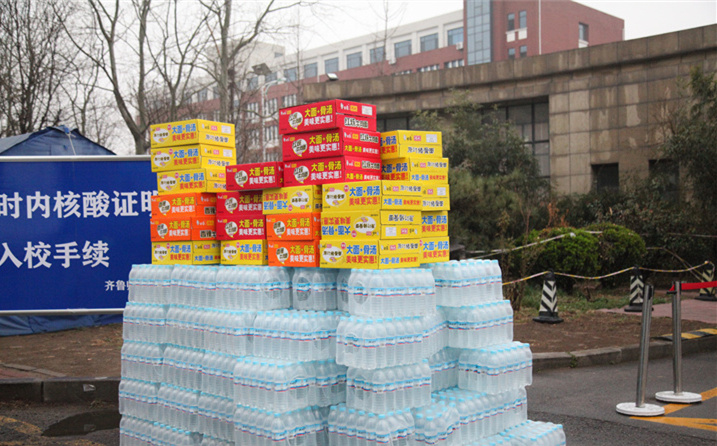2月25日，山東金格瑞機械有限公司派代表來到齊魯師范學院捐贈防疫物資，保障校園防疫物品備足備齊，助力學校的疫情防控工作。