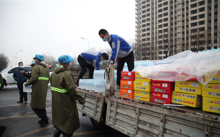 2月25日，山東金格瑞機械有限公司派代表來到齊魯師范學院捐贈防疫物資，保障校園防疫物品備足備齊，助力學校的疫情防控工作。